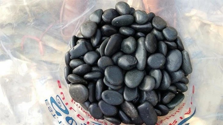 Nature-Stone-Grey-Black-White-Yellow-Polished-Pebble-Stones.webp (2)(001)